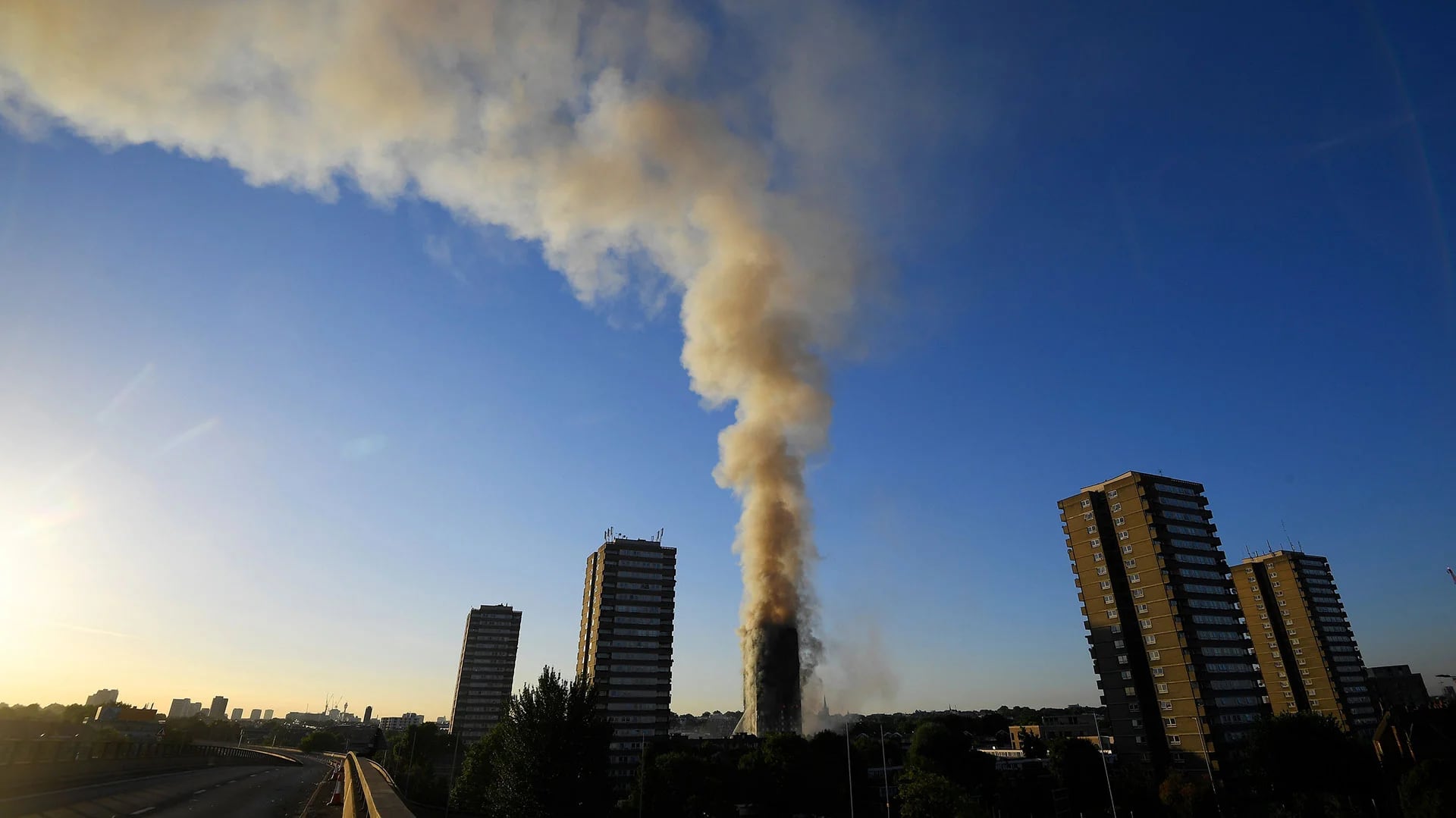 Una vista matinal que muestra cómo amaneció el edificio Grenfell tras la noche en que se convirtió en un infierno (Reuters)