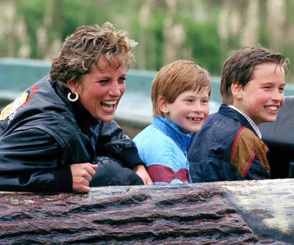 La princesa Diana junto a sus hijos, Harry y William