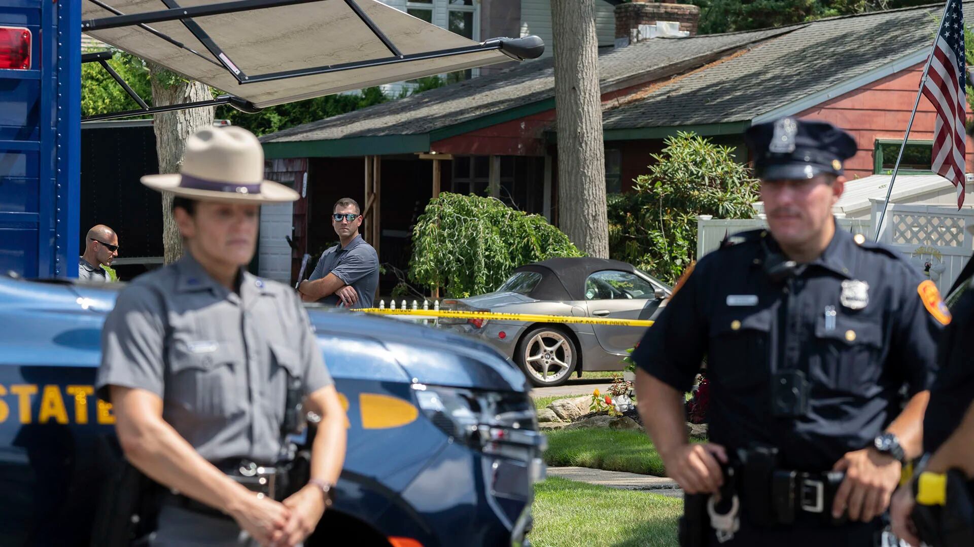 Agentes de la policía del estado de Nueva York montan guardia mientras las fuerzas del orden registran la casa de Rex Heuermann, el sábado 15 de julio de 2023, en Massapequa Park, Nueva York. 