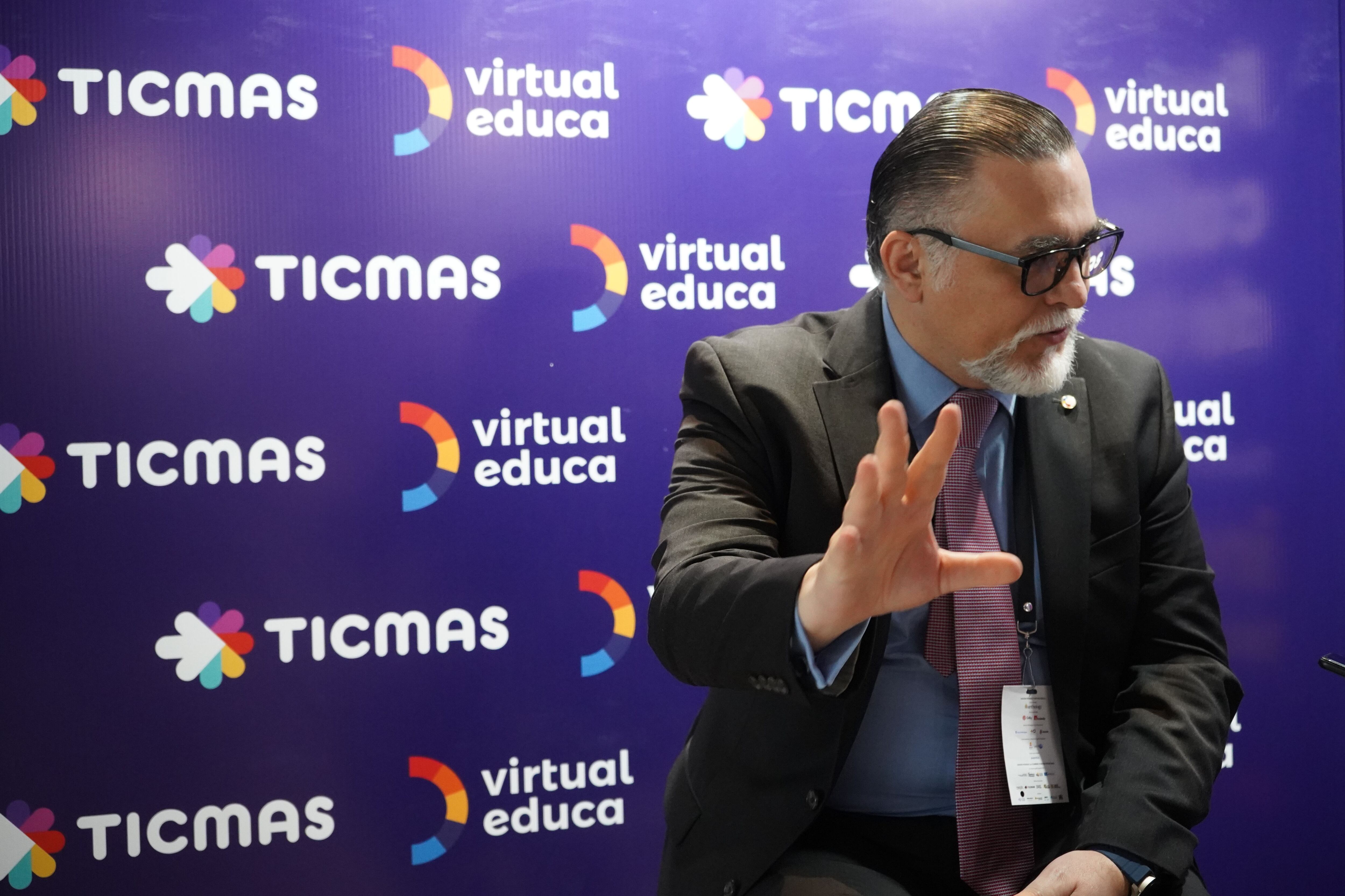 El director de estrategia de Virtual Educa, en el stand de Ticmas en la "Cumbre Nuevas Fronteras: Educación 360", de Guayaquil