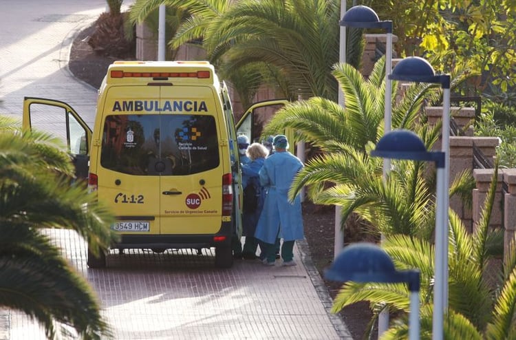 Un turista es trasladado a un hospital del hotel H10 Costa Adeje Palace, en Adeje, en la isla española de Tenerife, España, el 29 de febrero de 2020. REUTERS/Borja Suárez