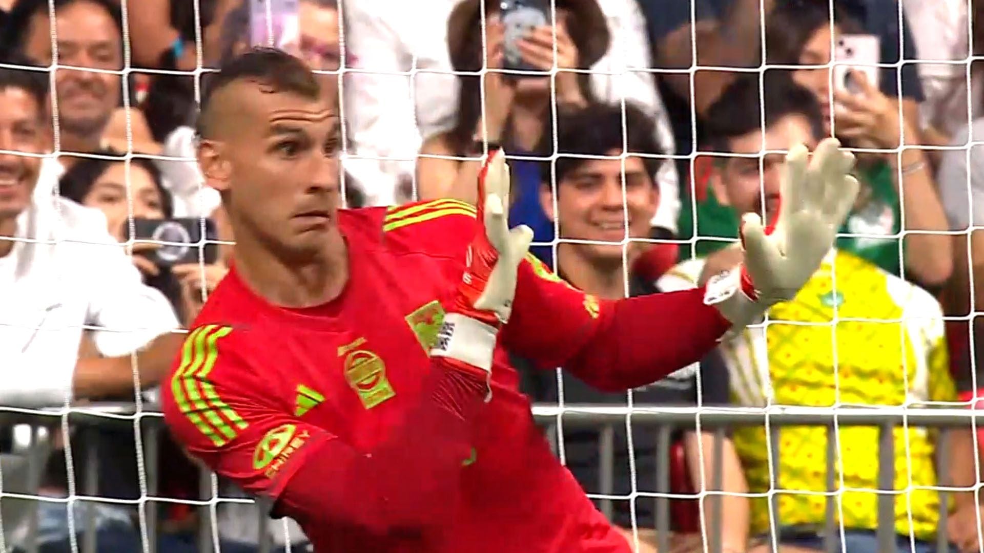 Guzmán haciendo su acting en el segundo penal de Vancouver