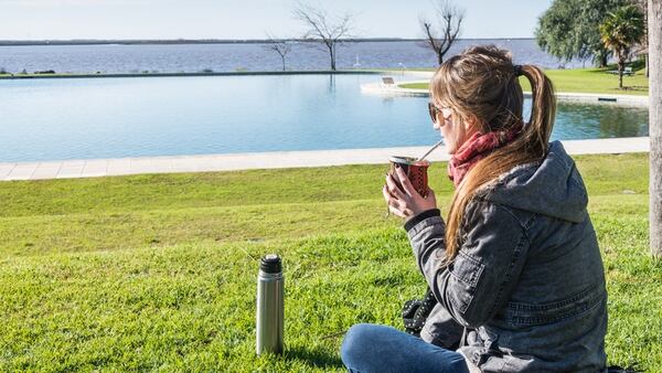 El mate se convirtió en uno de los rituales en algunos países de Sudamérica (Shutterstock)