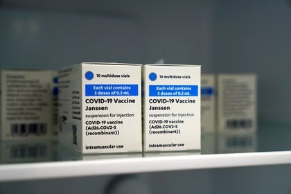 Vacunas de Johnson & Johnson se mantienen refrigeradas en el centro de vacunación de Forem en Pamplona, España, el 22 de abril de 2021. REUTERS / Vincent West