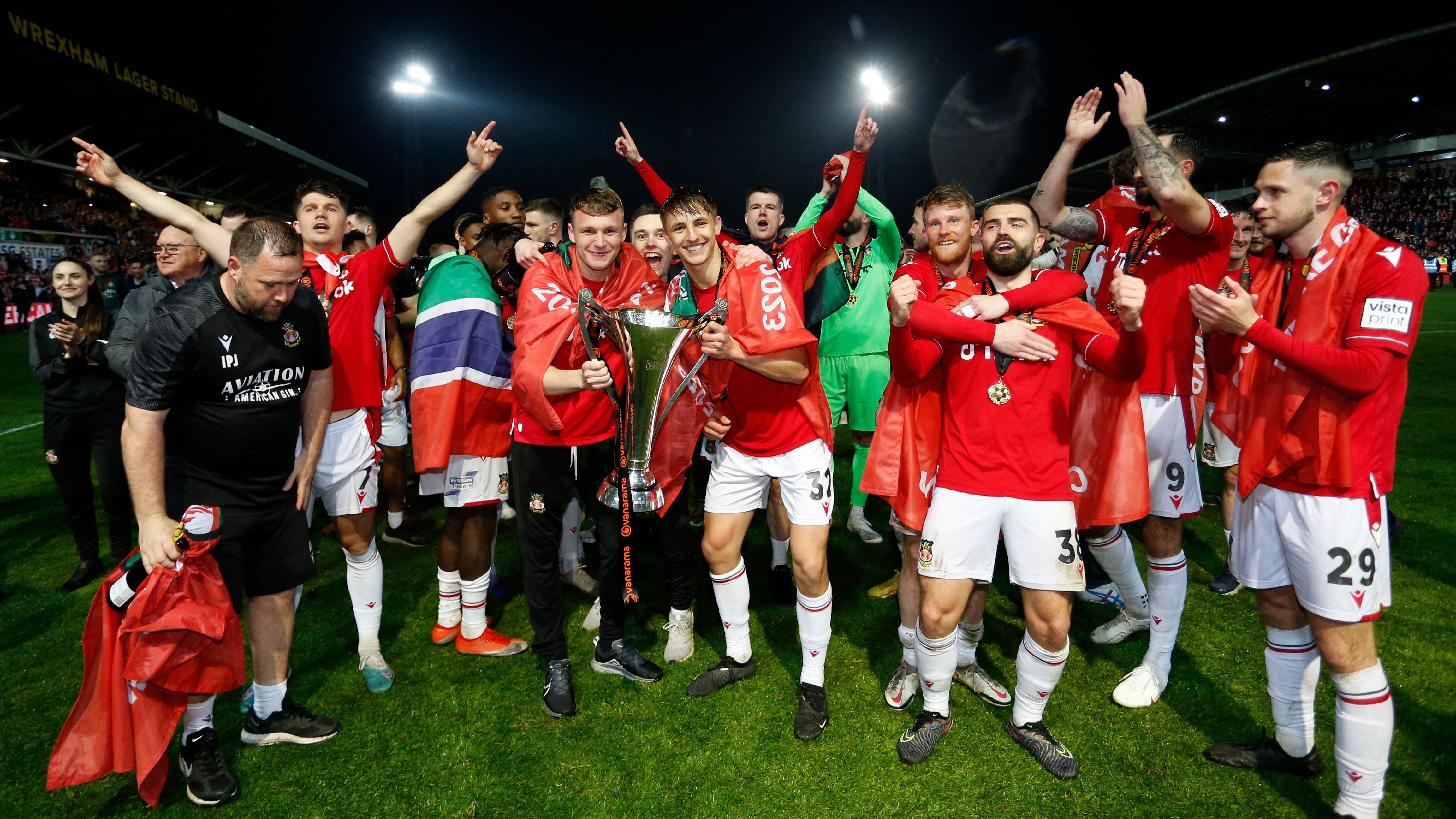 La celebración del Wrexham tras lograr el ascenso a la cuarta división (Action Images via Reuters/Ed Sykes)