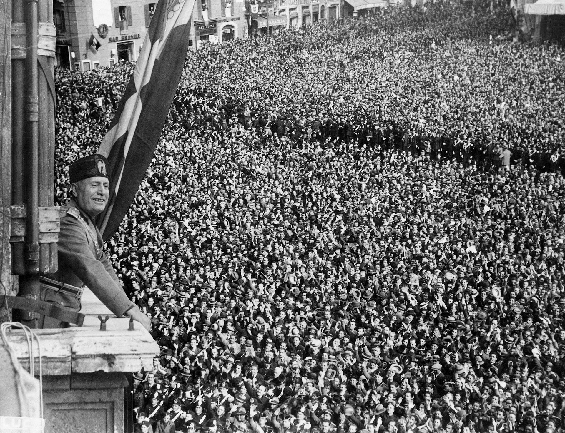 Benito Mussolini dirigiéndose a la multitud durante la Declaración del Imperio Italiano en Mayo 9, 1936, en el  Palazzo Venezia en Rome, Italy. (Photo by George Rinhart/Corbis via Getty Images)