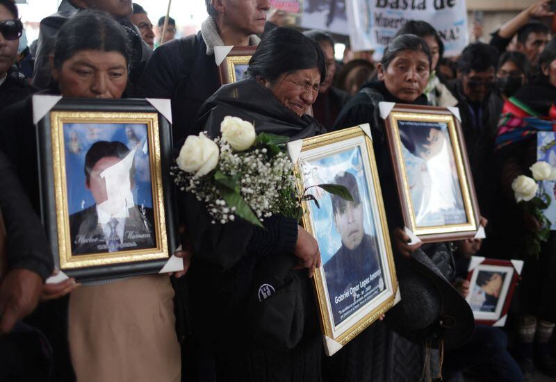 Familiares portando fotos de las víctimas, lloran un mes después de los enfrentamientos más mortíferos en las protestas antigubernamentales contra la presidenta de Perú, Dina Boluarte, en Juliaca, Perú. 9 de febrero, 2023. REUTERS/Pilar Olivares