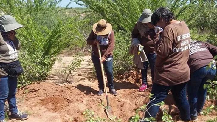 Colectivos en Guerrero hallan 17 cuerpos; venden chilate y pan para buscar a sus desaparecidos