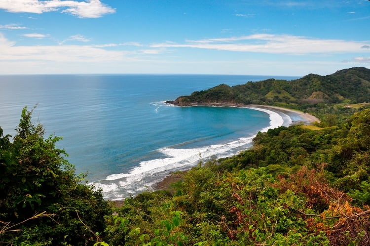 Gracias al clima, su vegetación y las frutas tropicales que se comen en la Península de Nicoya, Costa Rica, son fundamentales para que muchos de ellos lleguen a viejos (Shutterstock)