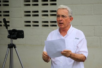 Álvaro Uribe during his speech after recovering his freedom.  REUTERS / Luis Dario Diaz.