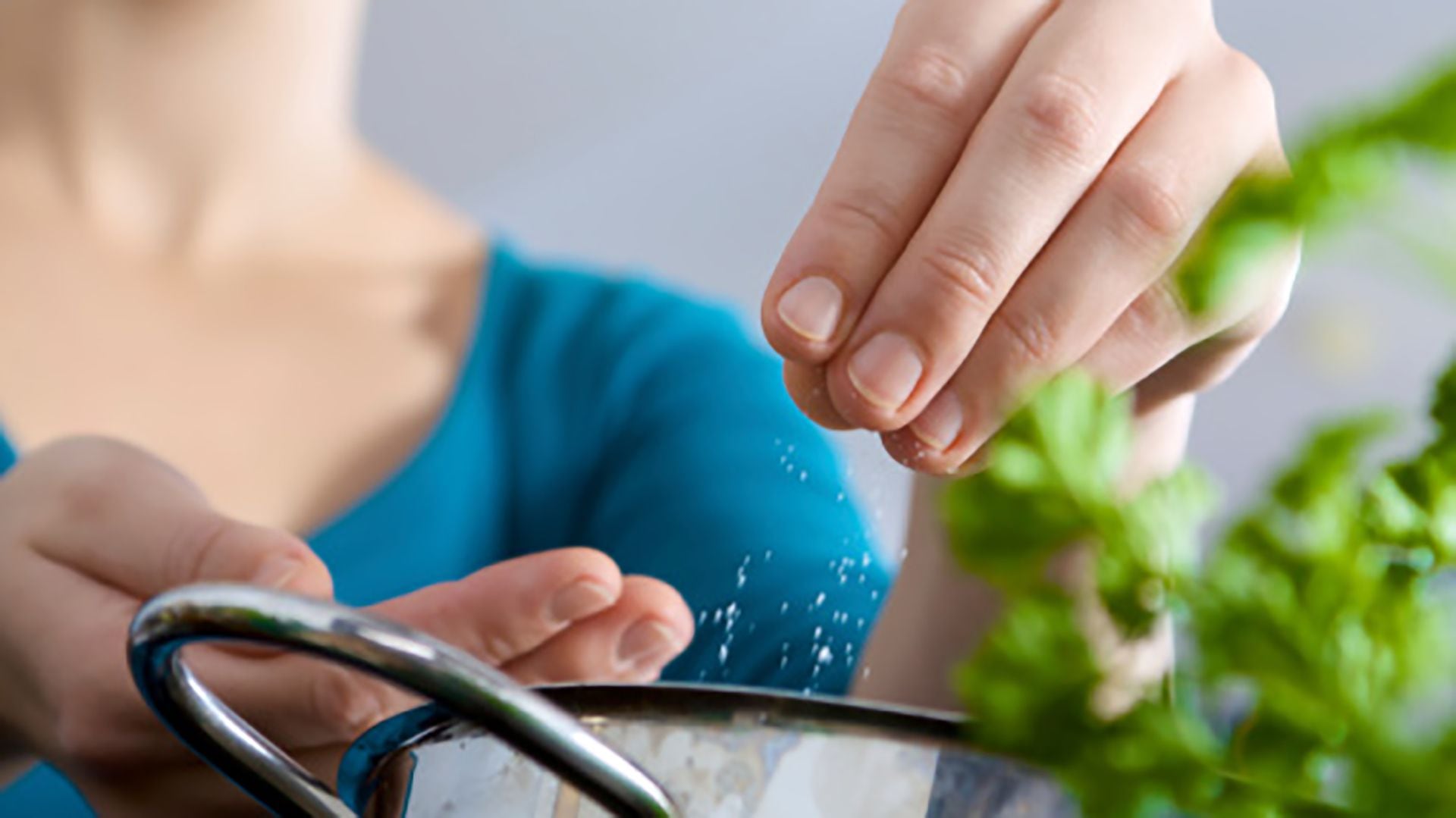 En los alimentos la sal realza el sabor; ayuda a la conservación y a mejorar la textura y la seguridad de los alimentos/Archivo Getty