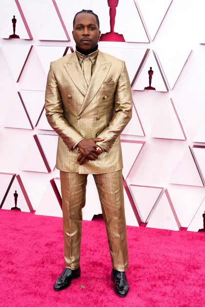 Leslie Odom Jr. eligió un total look dorado. Un esmoquin de saco cruzado, con camisa y corbata en la tendencia del metalizado que completó su outfit con joyas de Cartier y zapatos acharolados negros 