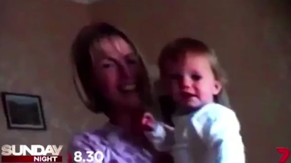 Madeleine McCann junto con su madre Kate, cuando era bebÃ©