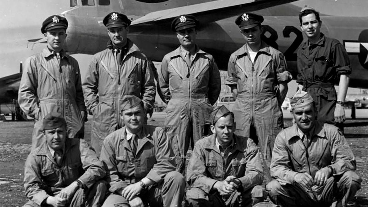 La tripulación del bombardero Enola Gay de las Fuerzas Aéreas del Ejército de EE. UU., comandado por el coronel Paul Tibbets, que lanzó la bomba atómica sobre la ciudad japonesa de Hiroshima, posa en 1946 (US ARMY/REUTERS)