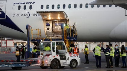El avión que trajo el tercer cargamento de vacunas Pfizer BioNTech a Chile este miércoles