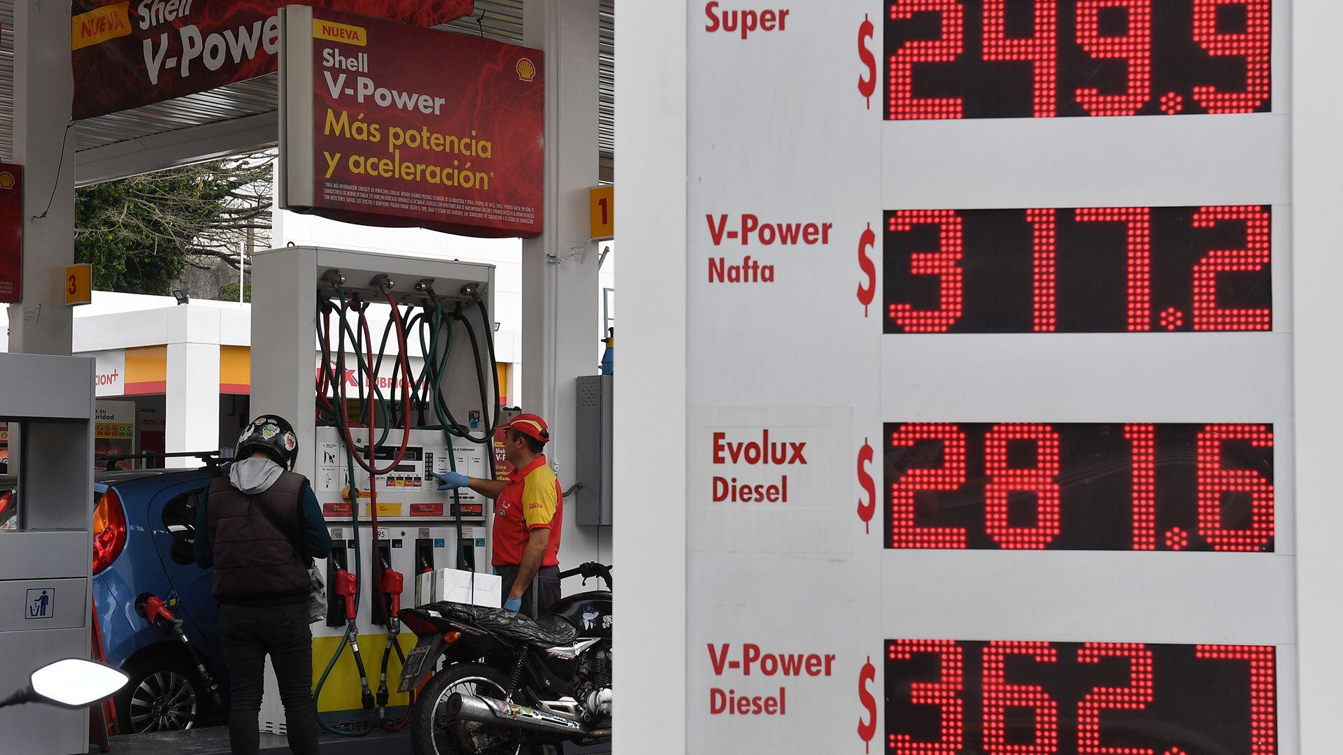 Dos empresas de combustibles ya aplicaron aumentos de naftas este miércoles, tras el fin del acuerdo de Precios Justos que regía para ese fluido (Maxi Luna)