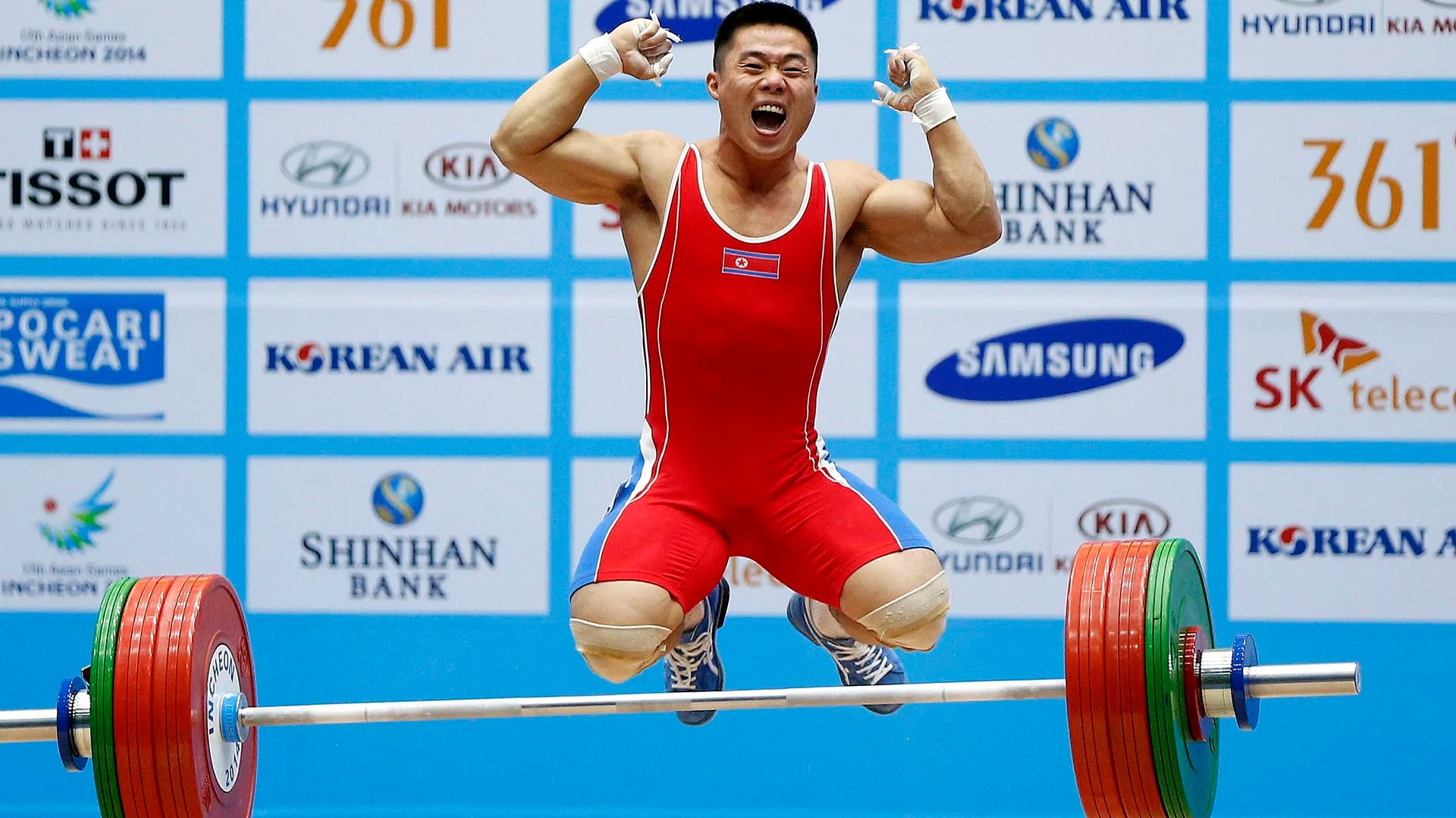 El levantador de pesas norcoreano, Kim Un-kuk, celebra su medalla de oro el 30 de julio de 2012 (Reuters)