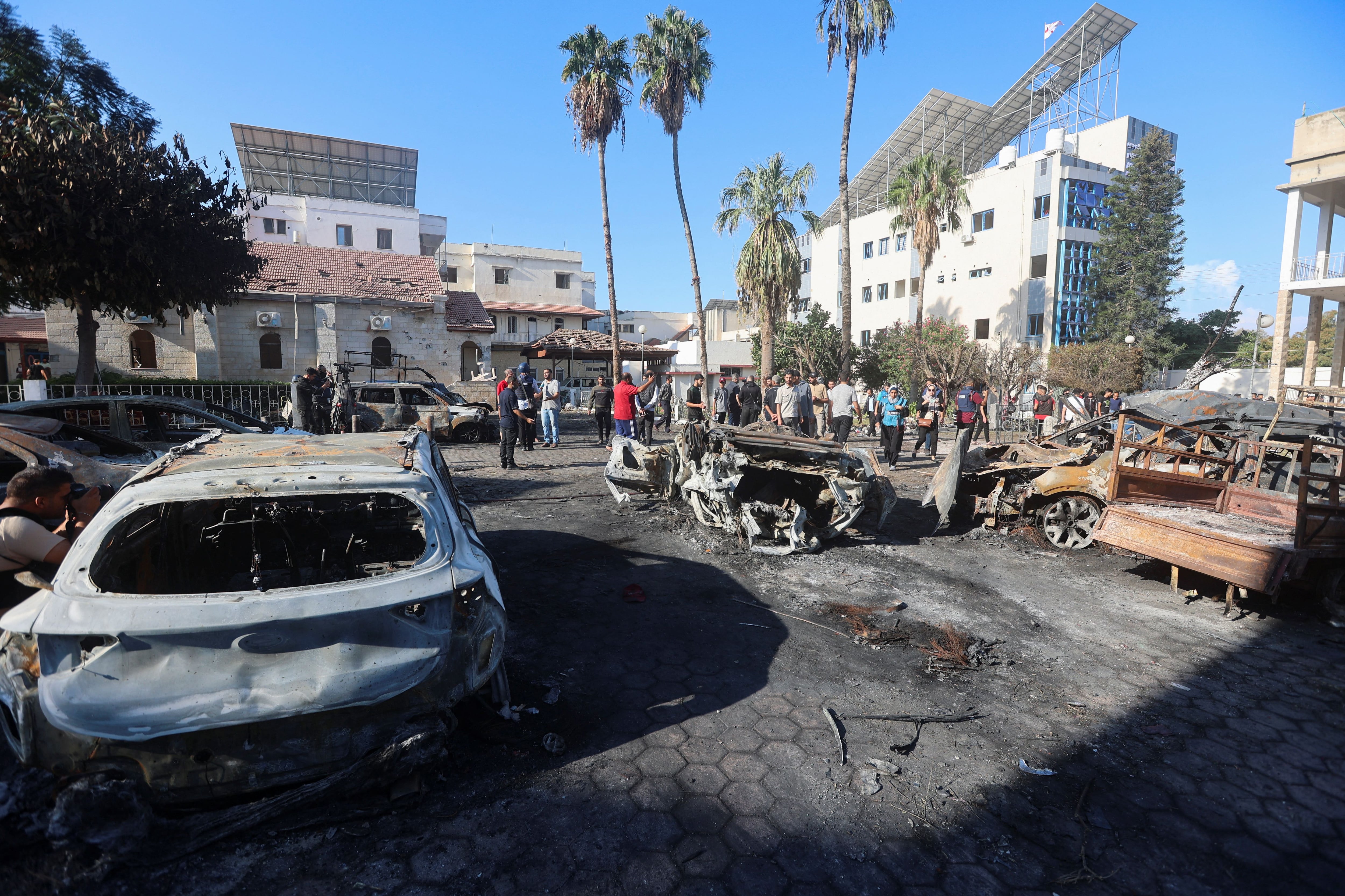El cohete caído en el hospital pareció haber producido daños limitados, principalmente al estacionamiento del lugar (REUTERS/Ahmed Zakot)