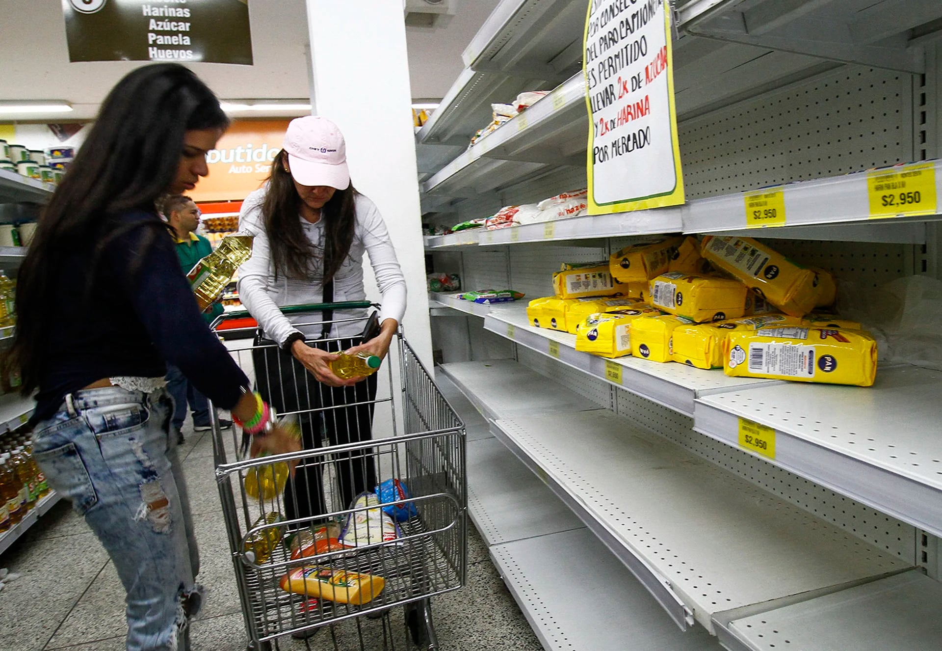 El desabastecimiento es uno de los mayores problemas que asfixia a la economía venezolana. (AFP)