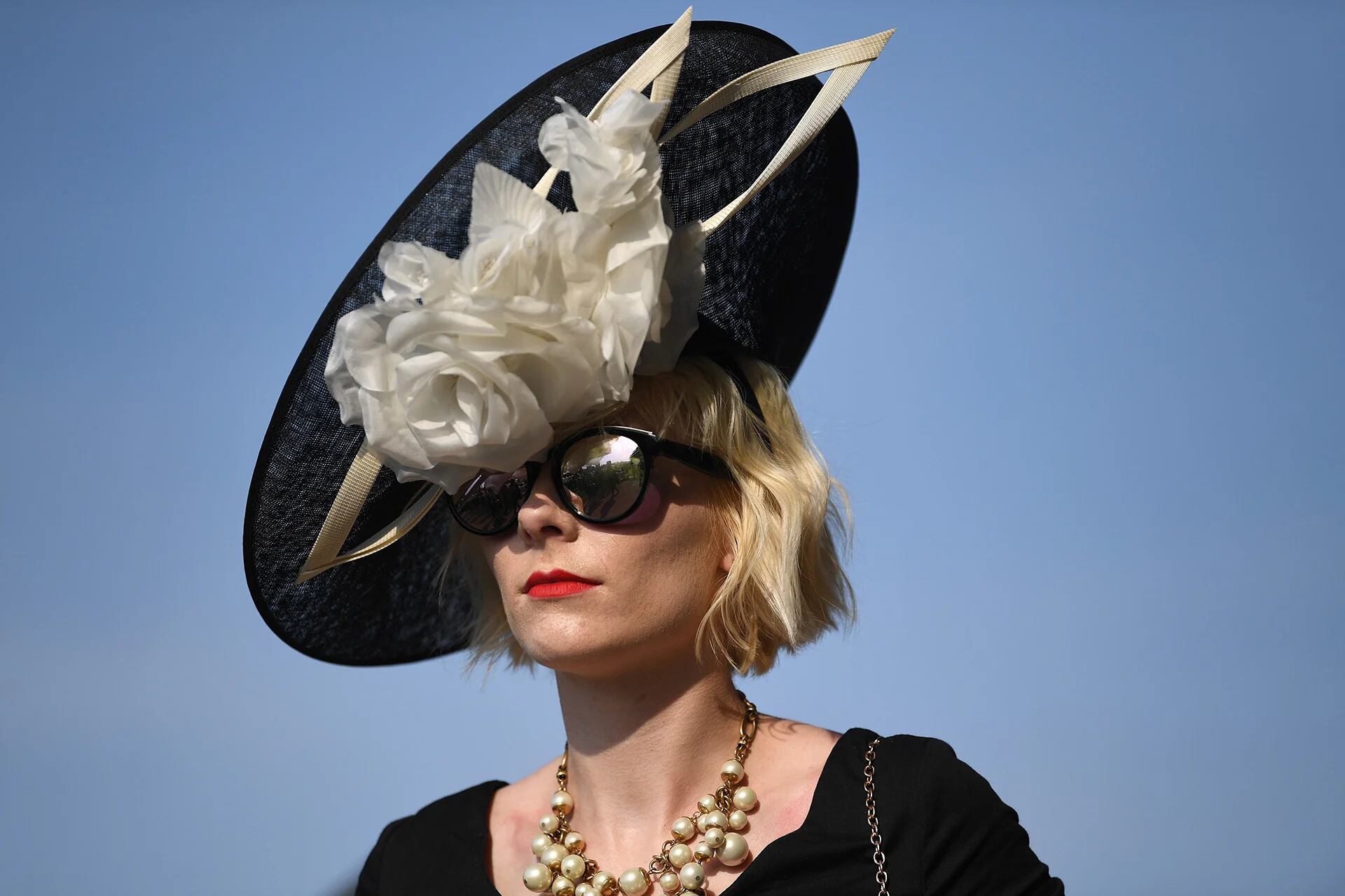 El dress code del evento exige sombreros, tocados o fascinators