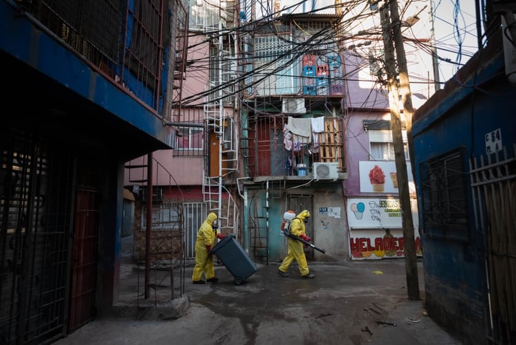 Voluntarios desinfectan el Barrio 31, en Retiro (Franco Fafasuli)