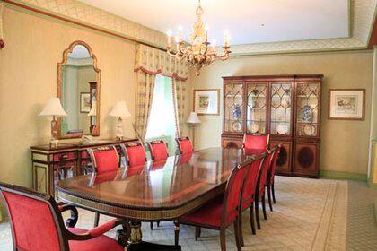 El mobiliario de la suite de Cole Porter, que vivió décadas en el hotel, es parte de la subasta. (Waldorf Astoria/Kaminsky Auctions)