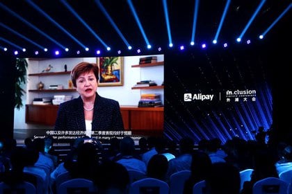 Kristalina Georgieva, directora gerente del Fondo Monetario Internacional (FMI), en una pantalla gigante mientras realiza una videoconferencia en una conferencia en Shanghai, China.  24 de septiembre de 2020. (Reuters) / Cheng Ling