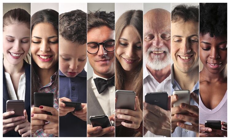 Chequear el celular de forma muy frecuente no es algo solo de los chicos (Shutterstock)
