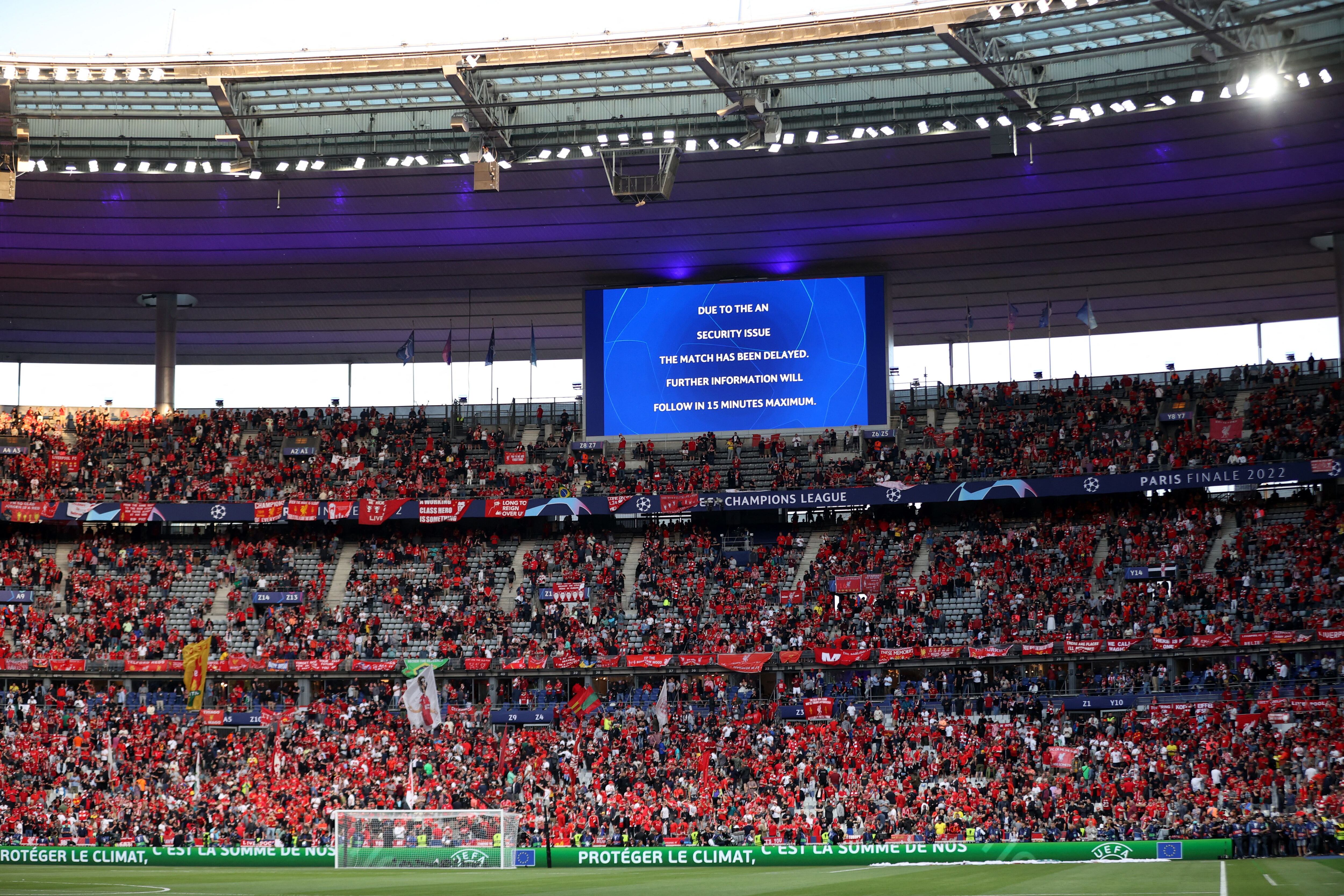 Las pantallas del estadio informaron de la demora (Reuters)
