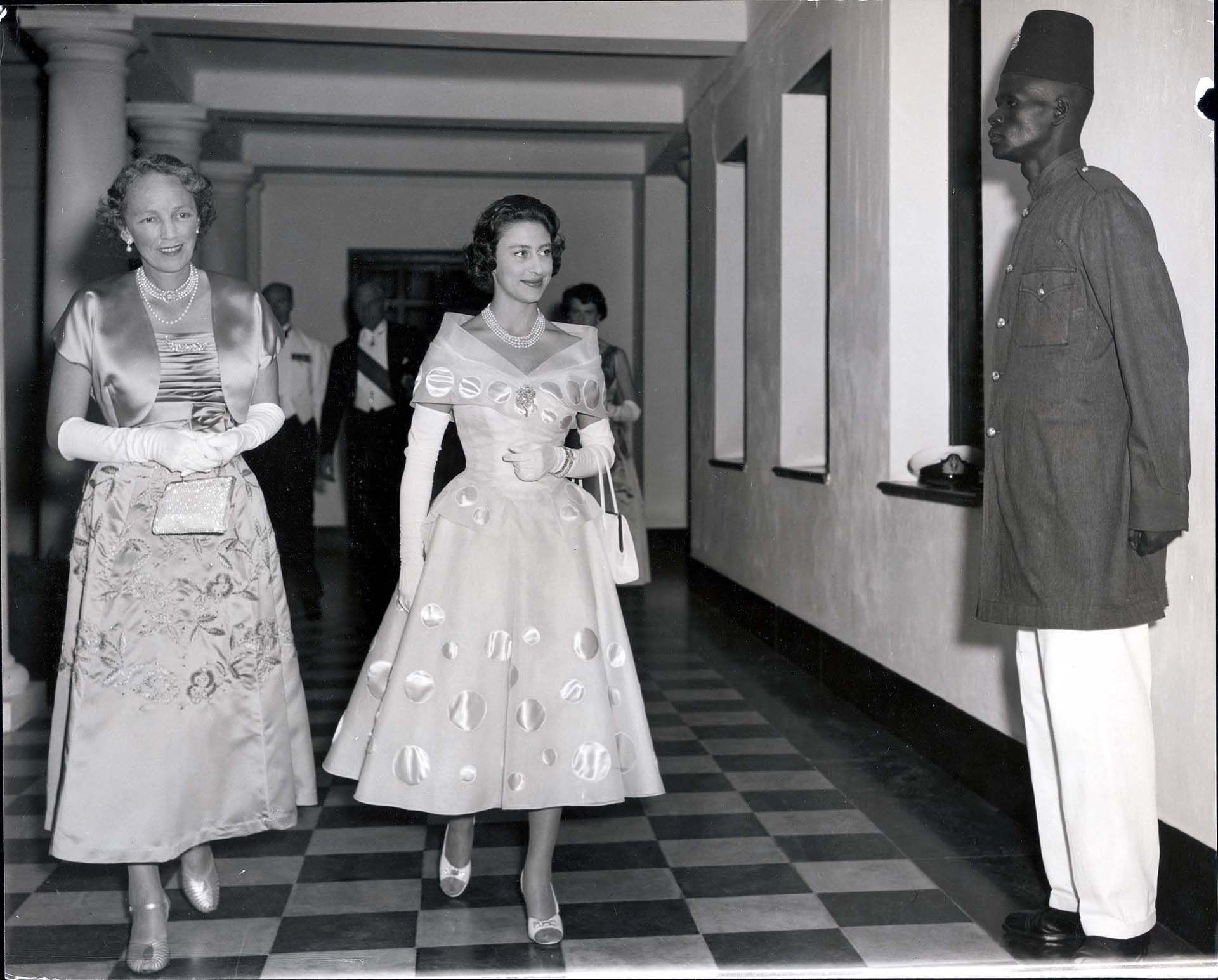La princesa Margarita durante un tour por Africa entre septiembre y octubre de 1956 (H Mason/Daily Mail/Shutterstock)