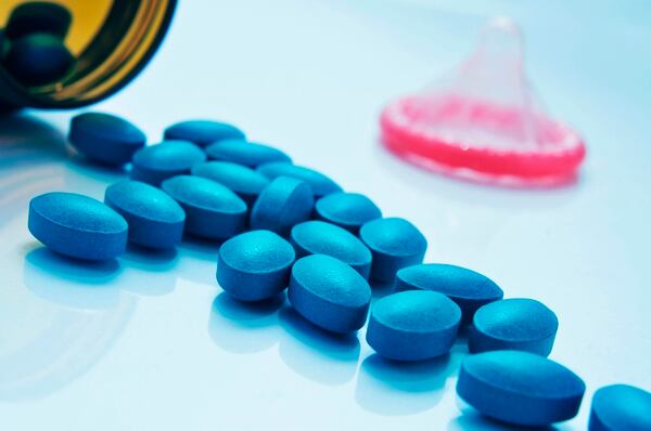 La pastilla azul o Viagra, apareció en el mercado estadounidense en 1998 en respuesta al sueño y deseo de muchos hombres con disfunción eréctil (Getty Images)