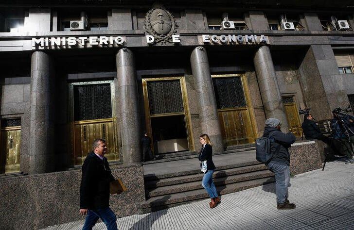 Foto de archivo: imagende la entrada del edificio del Ministerio de Economía de Argentina en Buenos Aires. 14 ago, 2023. REUTERS/Agustin Marcarian