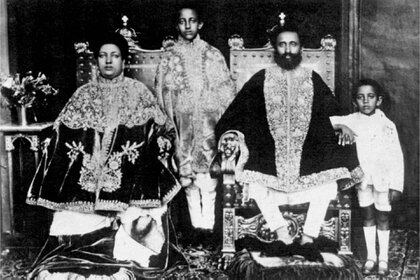 El emperador junto a su familia (Universal History Archive/Shutterstock)