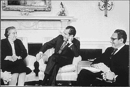 El presidente de los EEUU Richard Nixon y Henry Kissinger con la primera ministra de Israel Golda Meir en 1973. (National Archives and Records Administration)