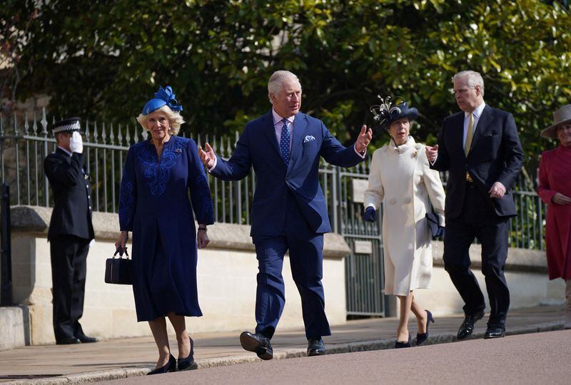 El Rey Carlos III y la Reina Consorte con la Princesa Real y el Duque de York asisten al Servicio de Maitines de Pascua en la Capilla de San Jorge en el Castillo de Windsor en Berkshire, Reino Unido. 9 de abril, 2023. Yui Mok/Pool vía REUTERS
