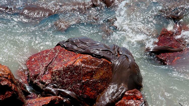Petróleo derramado en una playa en Aracaju, estado de Sergipe (AFP)