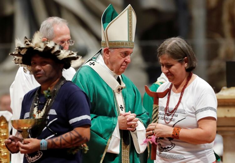 El papa saluda a nativos del Amazonas en la misa que inauguró el Sínodo (Reuters)