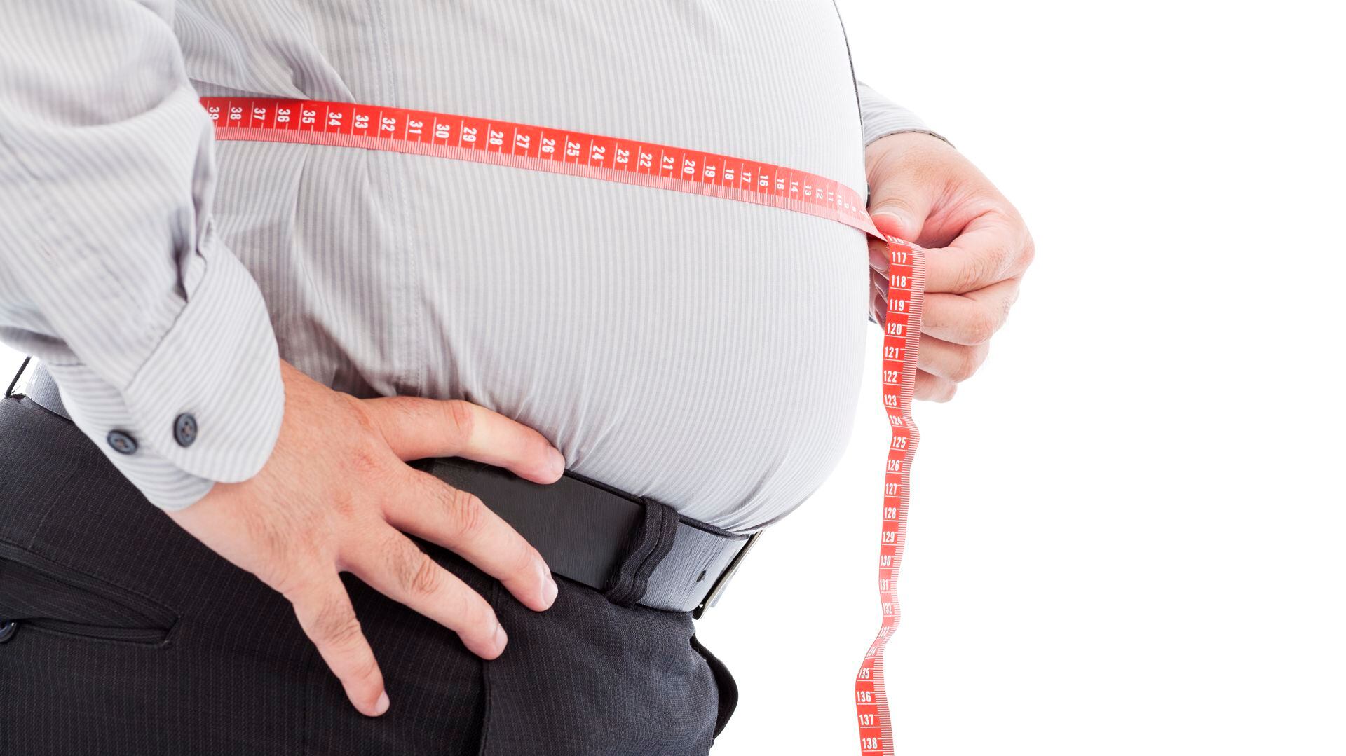 Es importante que las personas también se midan al menos su circunferencia de cintura. Puede indicar la acumulación de grasa localizada a nivel abdominal/Archivo