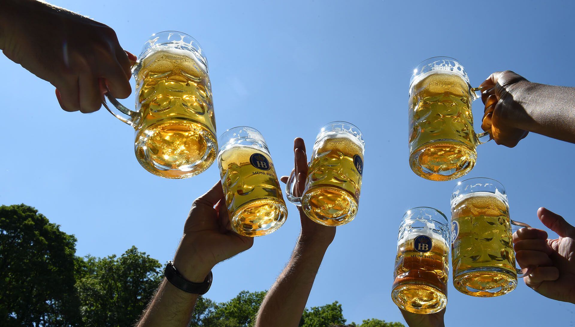 El brindis de los primeros visitantes tras la reapertura de una cervecería en Munich, Alemania. 