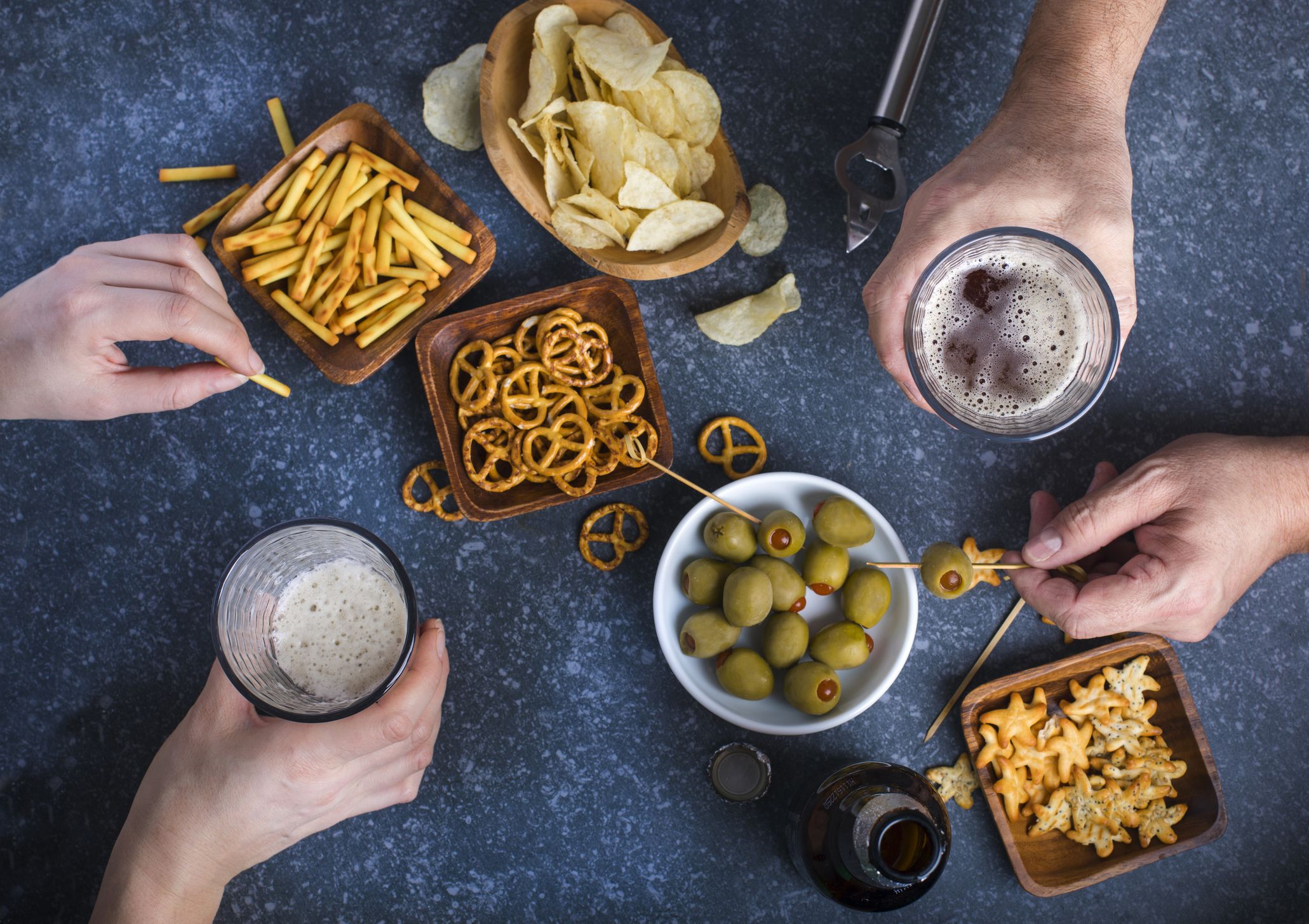 Las guarniciones como las papas fritas o los snacks deben evitarse en las comidas previas a viajar en avión (Getty)