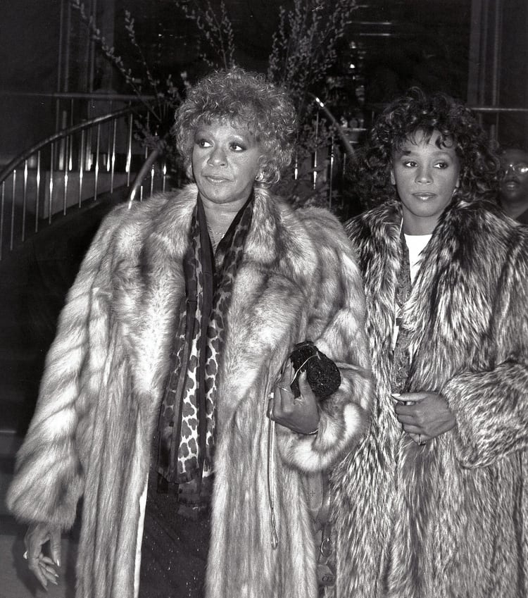 Whitney Houston y su madre Cissy Houston a comienzo de los años 80 en el Hotel Parker Meridan de Nueva York (Shutterstock) 