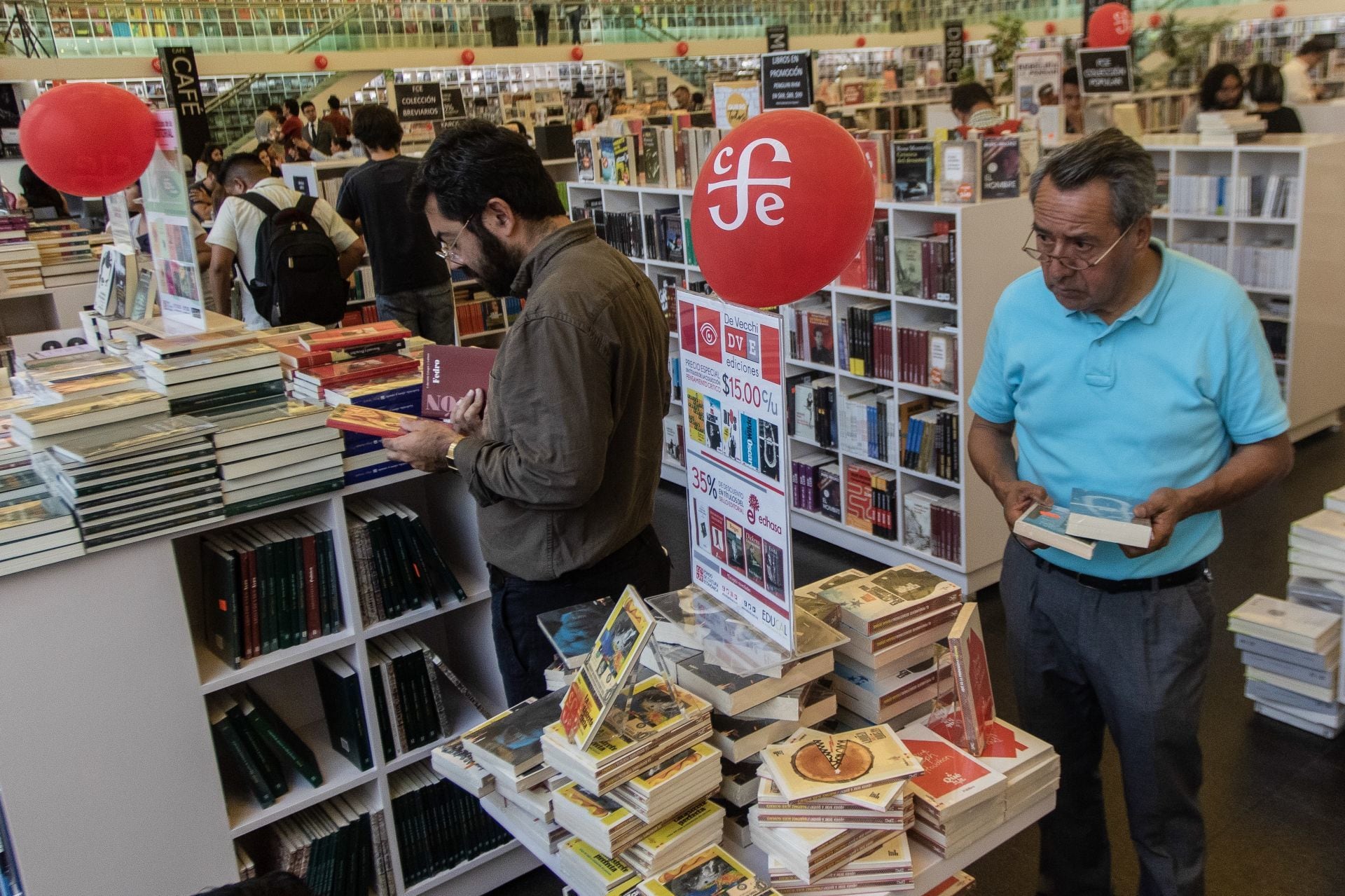 De acuerdo con el FCE los descuentos comenzarás desde el 30% y hasta el 60% (Cuartoscuro)