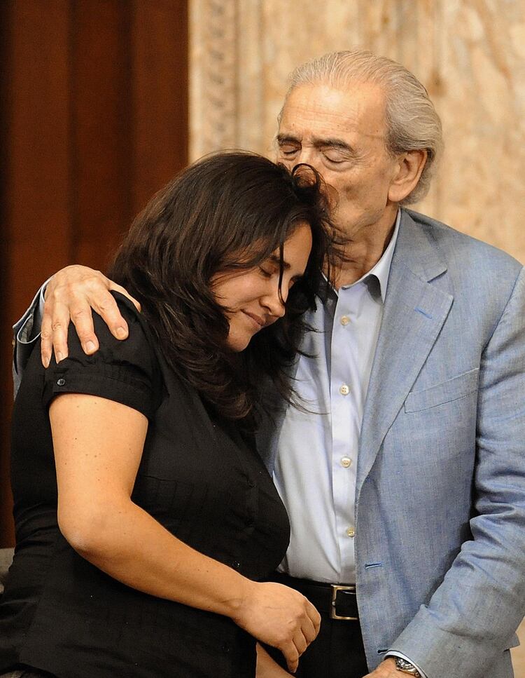 Juan Gelman besa a su nieta, Macarena Gelman, luego de que el ex presidente uruguayo José Mujica aceptara la responsabilidad del estado uruguayo con respecto al crimen político contra Maria Claudia García de Gelman, durante la última dictadura (AFP /Miguel Rojo)