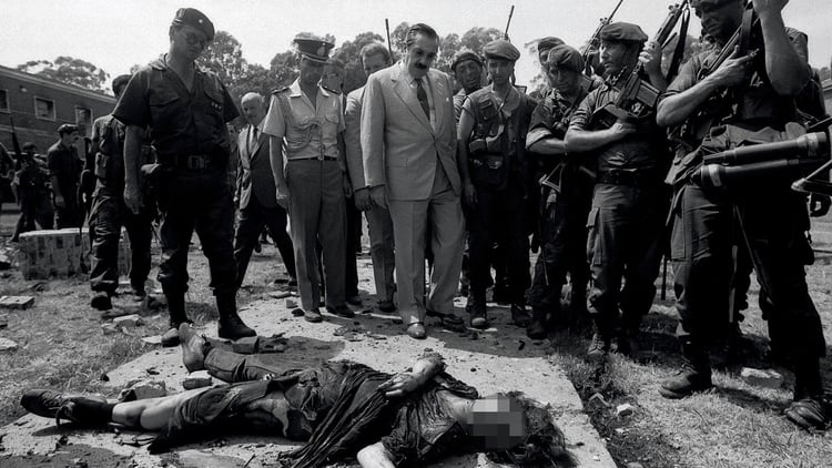 Raúl Alfonsín recorrió el Regimiento cuando aun sonaban disparos (Victor Bugge)