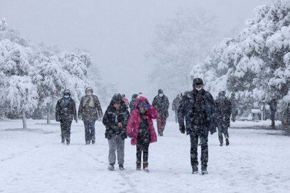 A los pies de la colina de la Acrópolis, sobre la calle peatonal Areopagitou, estas personas desafían la caída de nieve (REUTERS/Alkis Konstantinidis)