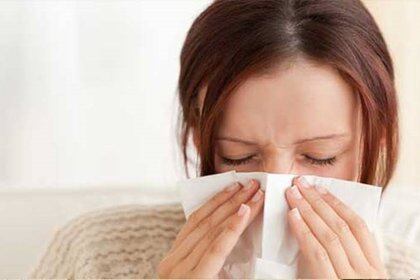 La entrada del virus, muchas veces se ve favorecida por el enfriamiento de la superficie corporal: la vasoconstricción disminuye la temperatura de la mucosa nasal y el virus ingresa con facilidad (VITHAS XANIT INTERNACIONAL)
