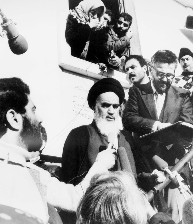 El Ayatollah Khomeini se dirige a sus partidarios fuera de su residencia en Neauphle-Le-Chateau, Francia, con motivo de la salida del shah Mohammed Reza Pahlavi de Irán, 16 de enero de 1979 (Foto de Granger/Shutterstock (8699262a))