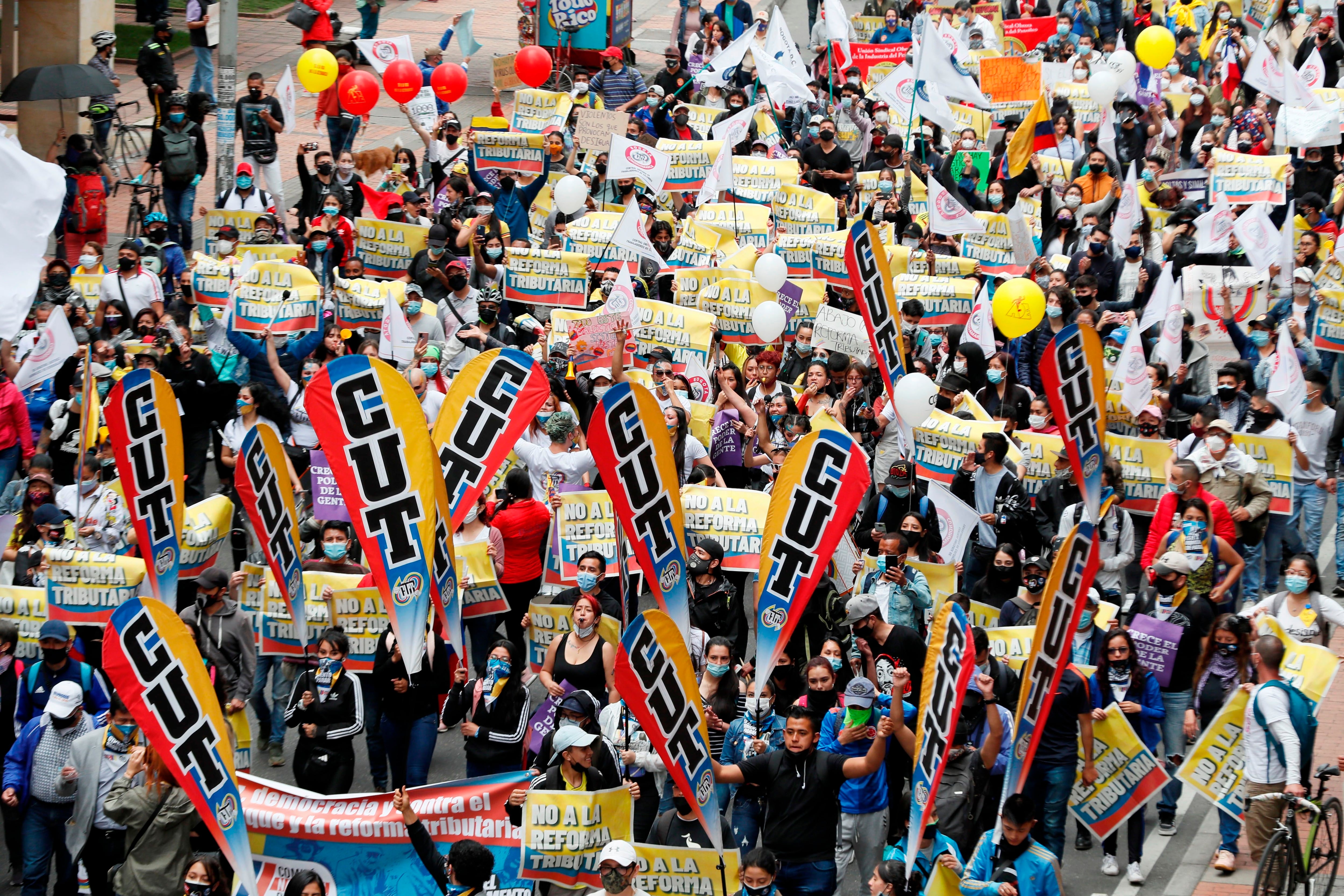 Decenas de personas entre las que sobresalen banderas de la Central Unitaria de Trabajadores de Colombia (CUT) | EFE/ Carlos Ortega