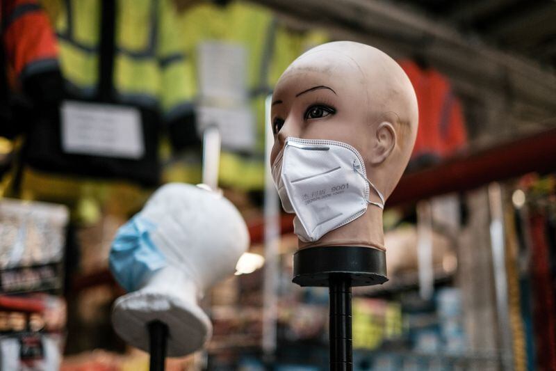 Un maniquí exhibe una mascarilla en una tienda del condado de Brooklyn en la Ciudad de Nueva York, EEUU.