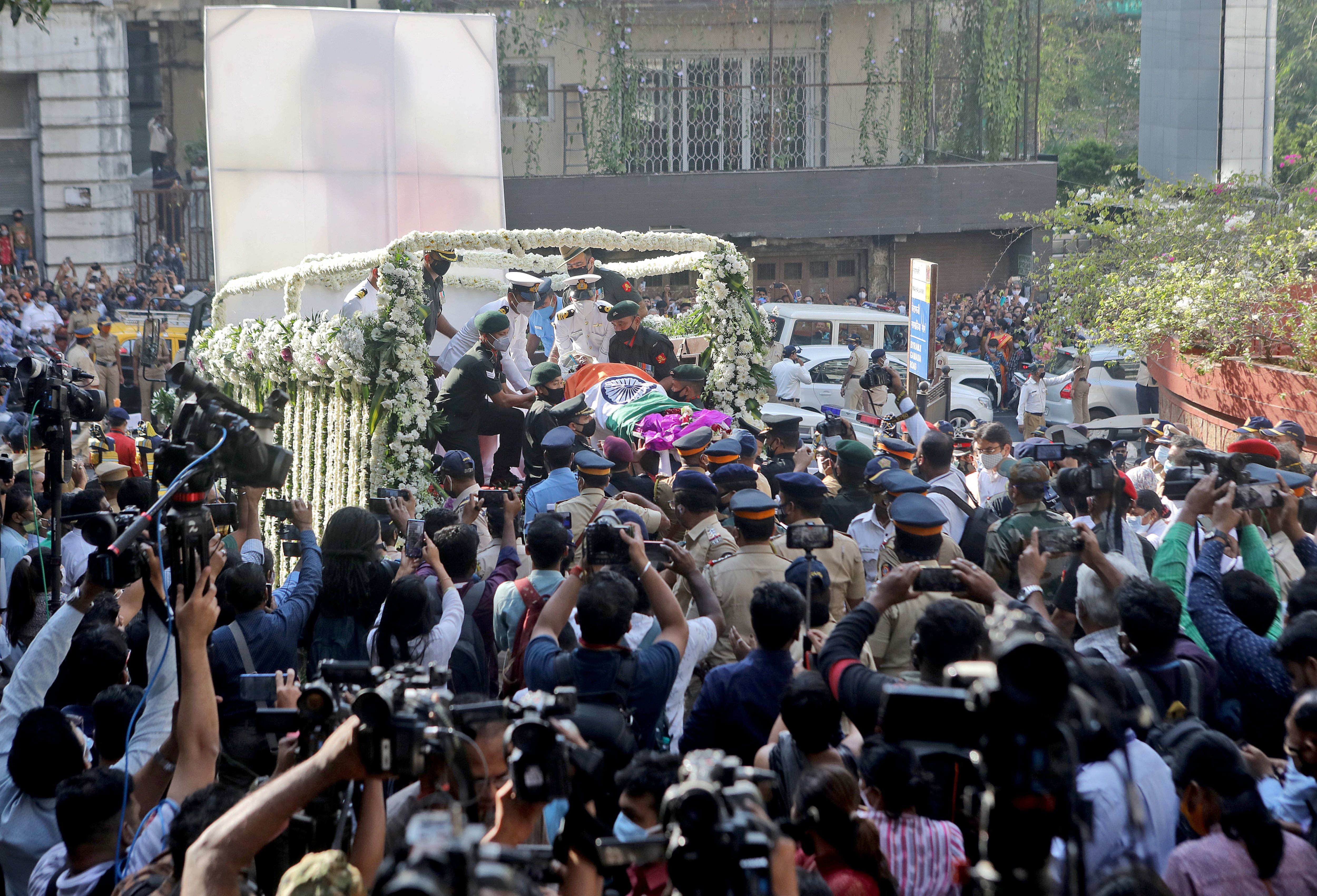 Oficiales militares llevan el cuerpo de la cantante india Lata Mangeshkar envuelto en la bandera nacional para su funeral en Mumbai, India, el 6 de febrero de 2022. REUTERS/Niharika Kulkarni
